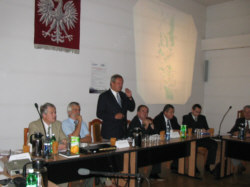 Od lewej: Stanis�aw Chmura - Starosta Powiatu D�bickiego, Prof. Ryszard Terlecki - Przewodnicz�cy Rady Programowej Fundacji, dr Janusz Steinhoff - by�y Premier RP, Przewodnicz�cy Rady Regionalnej Izby Gospodarczej w Katowicach, Tadeusz Donocik - Prezes Rady Regionalnej Izby Gospodarczej w Katowicach, Leszek Piotrowski - by�y Minister Sprawiedliwo�ci, Przedstawiciel Podkarpackiego Urz�du Marsza�kowskiego