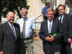 Od lewej: Prezydent Fundacji - Antoni Kami�ski, Cz�onek Rady Programowej - Prof. Ryszard Terlecki, by�y Premier RP - dr Janusz Steinhoff oraz Prezes Regionalnej Izby Gospodarczej w Katowicach - Tadeusz Donocik